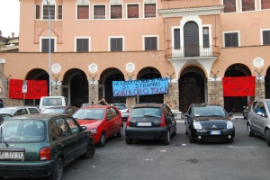 Il presidio a Piazza Sempione (foto Ylenia Sina)