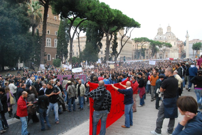 il momento dell'incontro delle due mobilitazioni a piazza Venezia (foto Ylenia Sina)